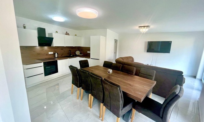 Ljubljana Villa | Your Ideal Getaway 4-Bedroom Home, Peaceful Haven Near City Center with a garden