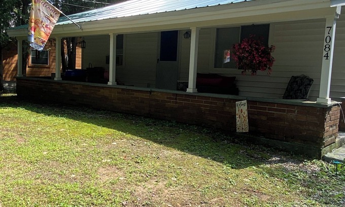 Woodgate Cabin | Your ideal location getaway ! Book now for snowmobile season!