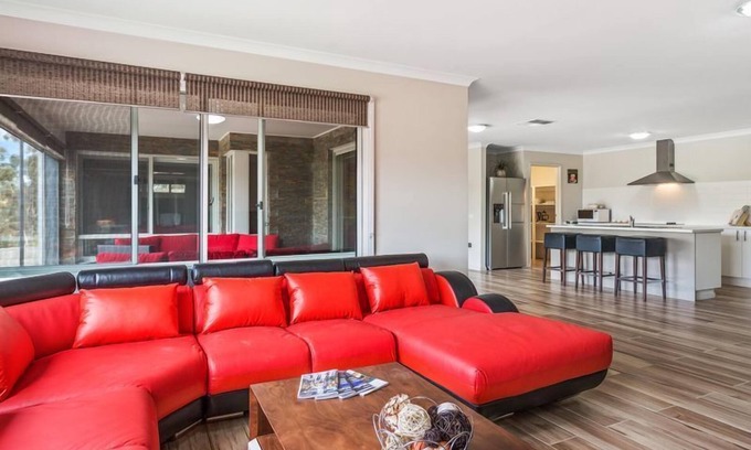 Bulla House | Your Own Place, your Own Space, 5 min to the Airport! Sleeps 12