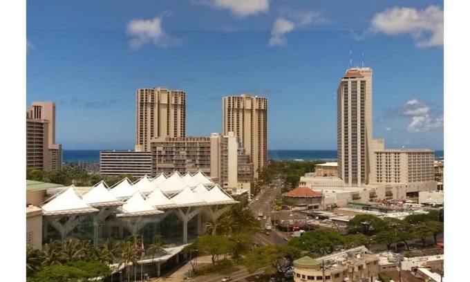 McCully - Moiliili Condo | Your own Treasure close to the Beach, shopping and centrally located.