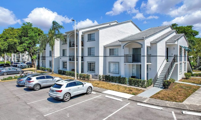 Century Village Apartment | Your Perfect Getaway | Pool | GYM | Free Parking