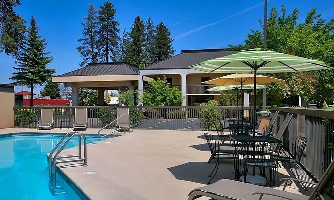 Orchard District Hotel | Your Relaxing Getaway Awaits! Pet-friendly Unit! Enjoy Pool and Free Parking!