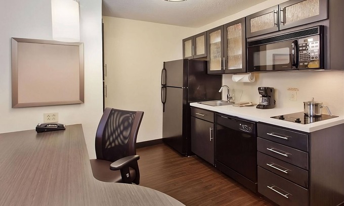 Somerset Resort | Your Relaxing Getaway Awaits! 2 Family-friendly units near Billy Bob's Texas!
