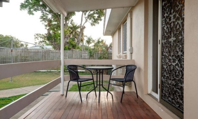 Walkervale Apartment | Your Unit at Southside central, close to everything, air con and pet friendly.