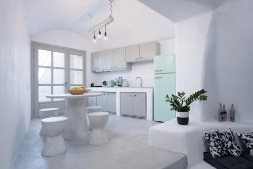Megalochori Apartment | Yposkafon Concept Two-Bedroom Villa with Private Jacuzzi and Hamam