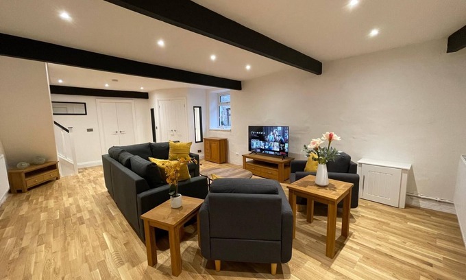 Pontypridd House | Yr Hen Bopty (The Old Bakery)
