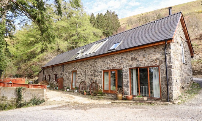 Mawddwy Cottage | YSGUBOR CRAIG Y GRONFA, family friendly, with hot tub in Mallwyd