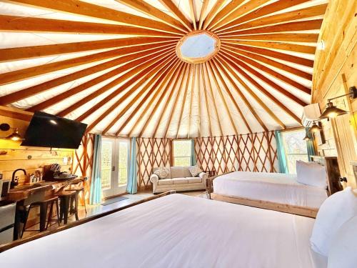 Orderville House | Yurt Overlook #3 with AC and Private Bath 2 Kings