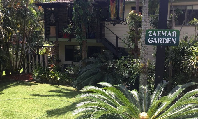 Elizabeth Beach House | Zaemar Garden a private beach retreat,100m Rec Club & Wallis Lake boat ramp