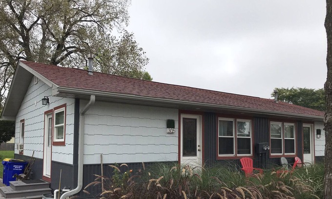 North Liberty House | Zeller Oasis - 15 min to U of I Hospital & Kinnick Stadium