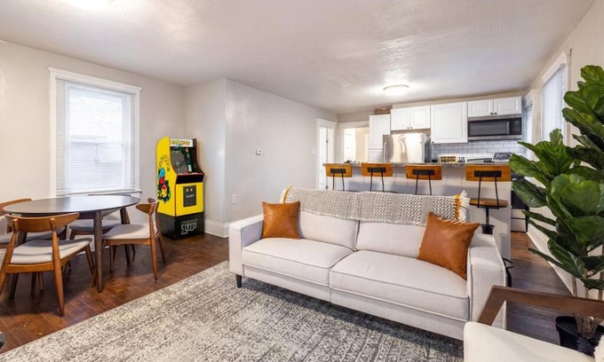 Detroit - Shoreway Apartment | Zen Retreat! Premium WIFI + Arcade + Free Parking