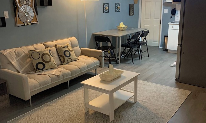 East Lansdowne Apartment | Zenbnb Lansdowne escape, with secure parking spot