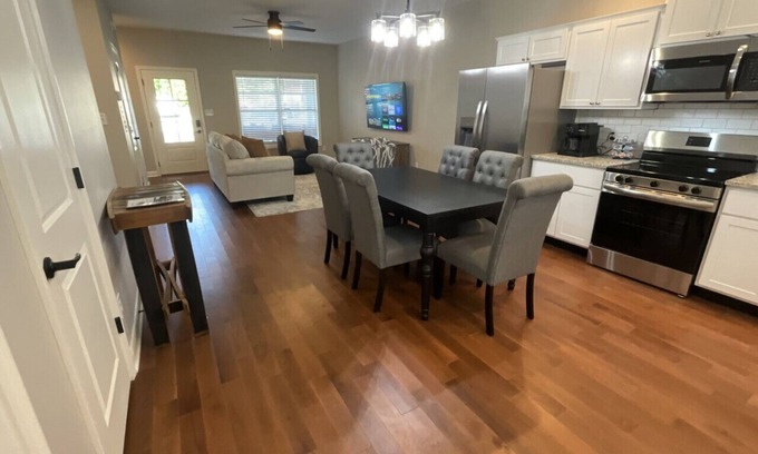 Versailles House | Zenyatta Cottage | 3BR Retreat in Horse Country