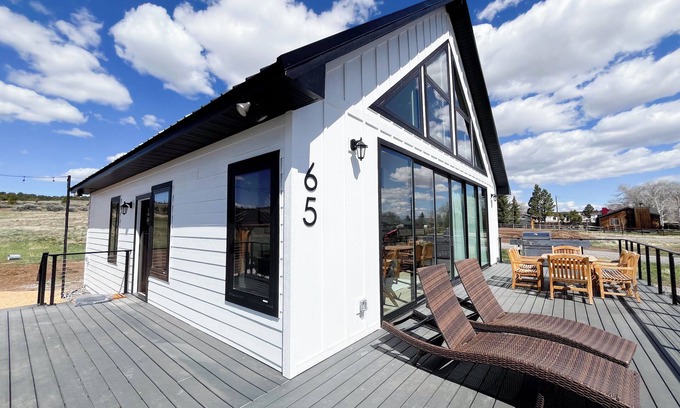 Hatch House | Zion & Bryce Escape: Scenic Views, Hammocks, BBQ, EV charger, Starry Nights