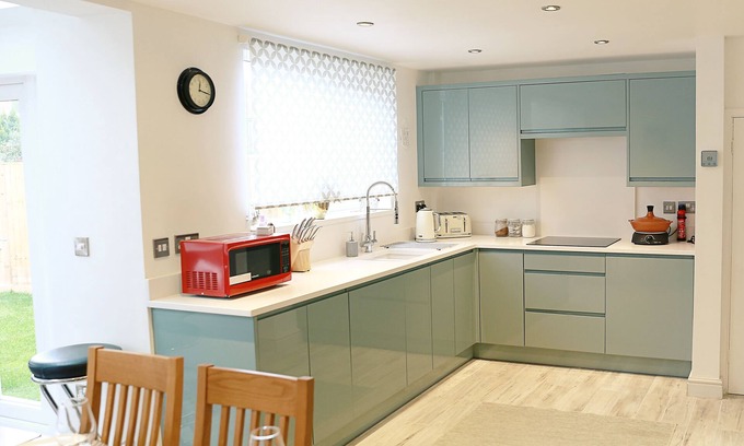 Chorlton-by-Backford House | Zoo Accommodation Chester; 10 min Walk! Sleeps 8
