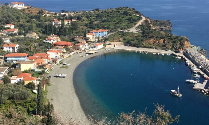 Sampatiki House | Zorba's house, beautiful spacious and independent house in a small fishing port.