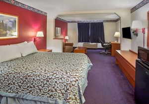 Days Inn & Suites by Wyndham Gresham
