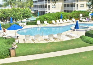 Seven Mile Beach Oceanfront 3 Bedroom Condo with Pool/Jacuzzi