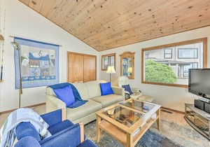 Beachfront Whidbey Island Home + Apartment!
