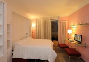 Apt + terrace, balcony, A/C and WiFi, in historic center of Stresa, just by lake