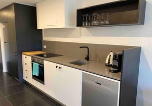 Midnight Luxe 1 BR Executive Apartment in the heart of Braddon Pool Sauna Secure Parking Wine WiFi Netflix