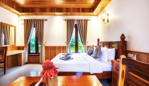 Deluxe Double Room, 1 King Bed, Balcony, Mountain View