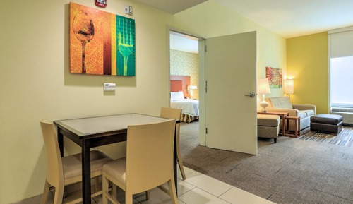 Suite, 1 Queen Bed, Accessible, Bathtub