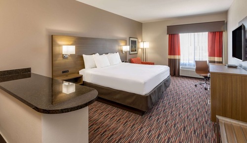 Deluxe Suite, 1 King Bed, Accessible, Non Smoking (Mobility,Tub w/Grab Bars)