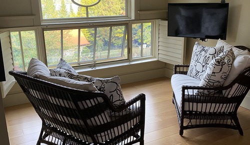 Suite,Above Artist Studio Lake View