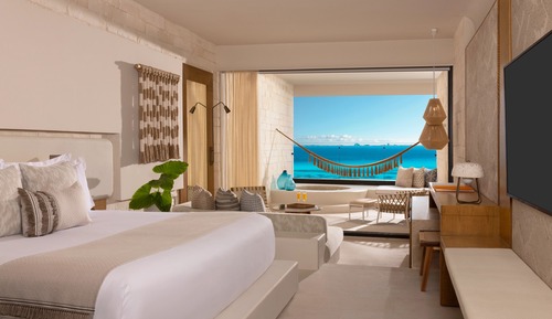Signature Room, 1 King Bed, Hot Tub, Oceanfront (Junior)