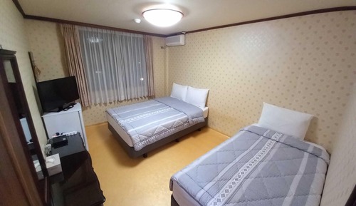 Room (Twin)
