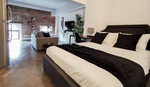Studio Suite (402)