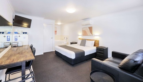 Deluxe Room, 1 King Bed, Non Smoking, Jetted Tub