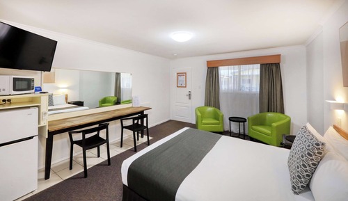 Deluxe Room, 1 Queen Bed, Non Smoking, Refrigerator & Microwave