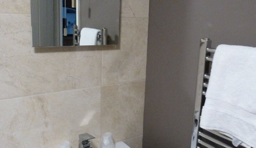 Suite, Ensuite (Room 12 - Elder)