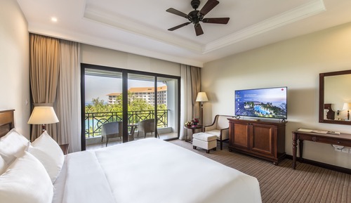 Deluxe Ocean View King Bed - VinWonders Park Access (1 day)