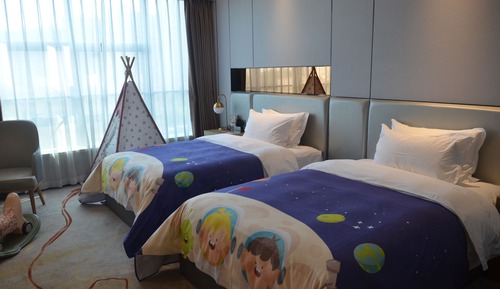 Family twin bed room