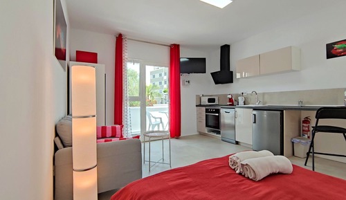 Studio, Multiple Bedrooms, Smoking, Balcony