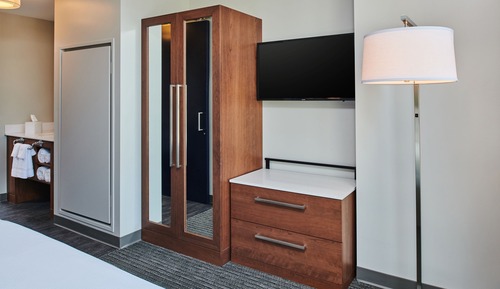 Suite, 1 Bedroom, City View (Mobility Accessible, Roll-in Shower)