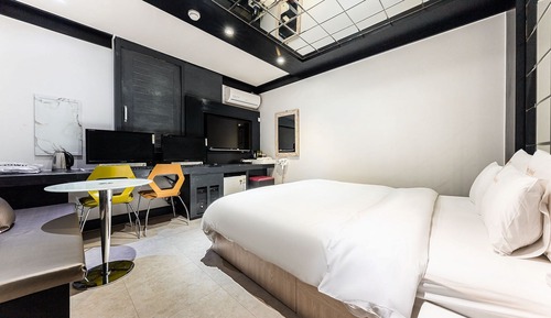 Room (Semi-private room (Netflix available )