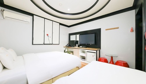 Room (Semi-private room (Netflix available )