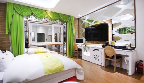 Room (1 room 1 parking (Premium C))