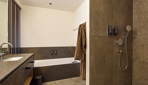 Suite, Lake View