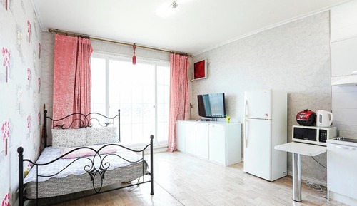 Room (Room 202)