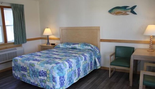Signature Room, 1 Queen Bed, Pool View, Poolside