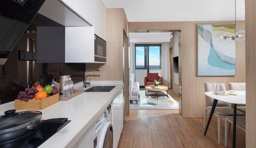 Deluxe Studio King living & dining room North