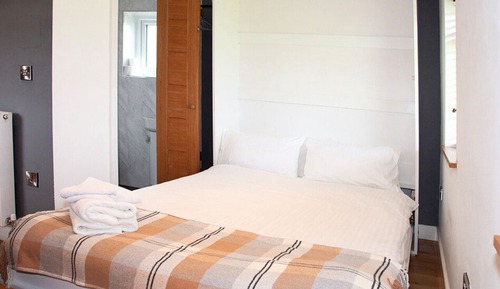 Standard Studio, Ensuite