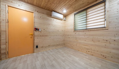 Room (Ondol triple room (10000 won per pers)