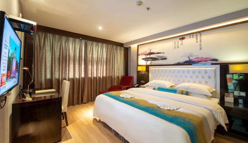 Deluxe Suite, 1 King Bed, Smoking