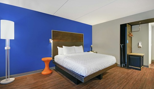 Room, 1 King Bed, Accessible (Hearing)